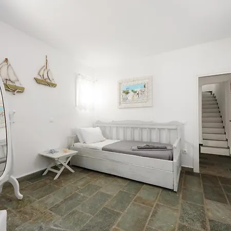 Casa vacanze Paros 3 Bedrooms Messonette For 6 Persons By Mps *